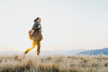 Yol yürüyüş sırt çantası ve yoga mat kadınla Gezgin