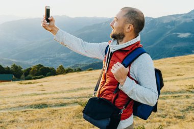 Gezgin selfie onun cep telefonu Düriye ile alarak sırt çantası ile