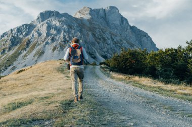 Yürüyüş ve dağ, kopya s seyir sırt çantası adamla uzun yürüyüşe çıkan kimse