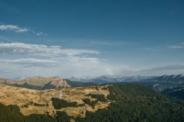 Dağ Komovi Karadağ. Masaüstü arka planı olarak güzel