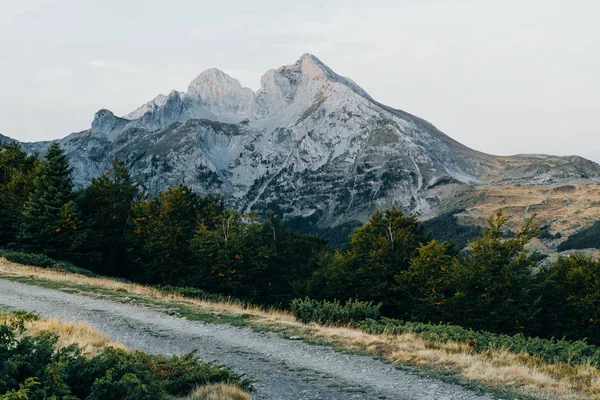 Estrada para as montanhas. Paisagem de outono, Komovi, Montenegro — Fotografia de Stock