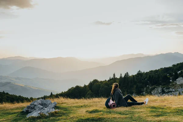 genç kadın uzun yürüyüşe çıkan kimse zevk dağ tepe güzel manzaraya