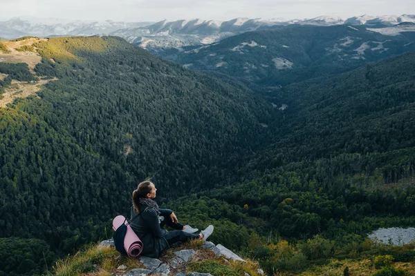 Kadın uzun yürüyüşe çıkan kimse gülümseyen zevk dağ pe güzel manzaraya