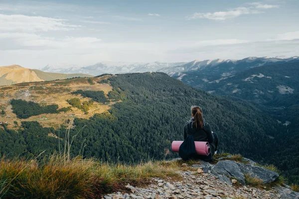 genç kadın uzun yürüyüşe çıkan kimse zevk dağ tepe güzel manzaraya