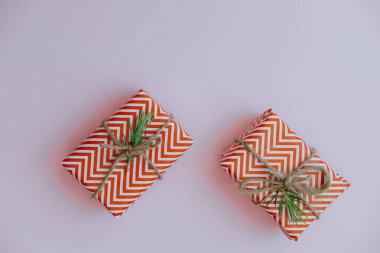 Üstten Görünüm kırmızı Noel hediye kutuları pembe üzerinde Ladin şubesi ile. H