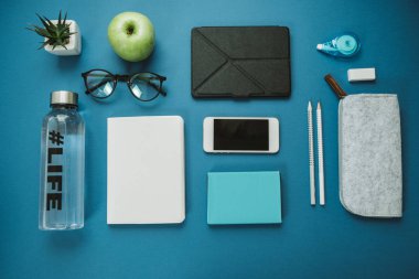 Çalışma alanı için sağlıklı kişi: defter, kalem, su, elma, 