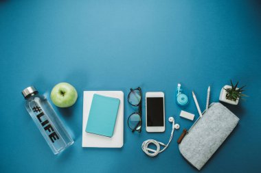 Sağlıklı insan için yaratıcı çalışma alanı: bir parça kağıt, kalem