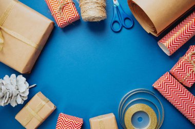 Metin ve paketleme, mavi bir backg kayıtlarda birçok hediyeler için alan