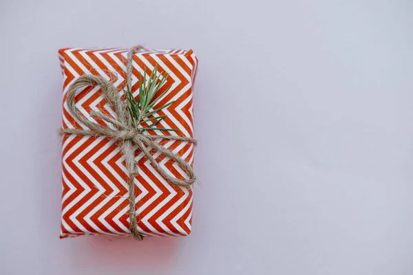 Felülnézet piros karácsonyi ajándék doboz-val rózsaszín fenyő ága. Hol — Stock Fotó