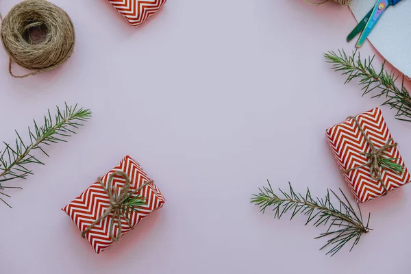 レッド クリスマス ギフト用の箱、パッキング、ピンクのひも、小ぎれいなな枝 — ストック写真
