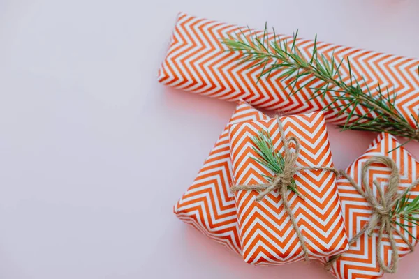 Noel ve yeni yıl pembe bavkground, tatil konsantrasyon sunar