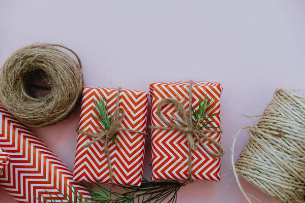 Noel ve yeni yıl pembe bavkground, tatil konsantrasyon sunar