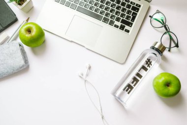 Laptop, kalemler, w ile sağlıklı insan için yaratıcı ofis masaları