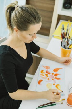 Genç kadın sanatçı Studio onun işyerinde kroki çizim