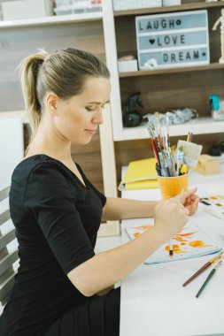 Genç kadın sanatçı Studio onun işyerinde kroki çizim