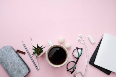 Dizüstü bilgisayar, telefon, sac, kalem ile yaratıcı çalışma masası, 