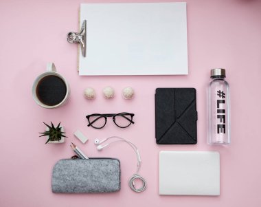 Dizüstü bilgisayar, telefon, sac, kalemi ile modern kadın çalışma masası