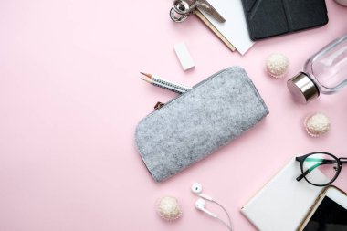 Dizüstü bilgisayar, telefon, sac, kalemi ile modern kadın çalışma masası