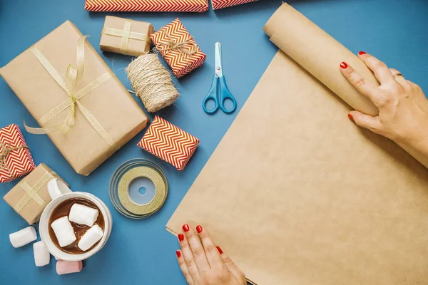 Eller ambalaj kağıdı ile metin, sıcak için yer açmak 