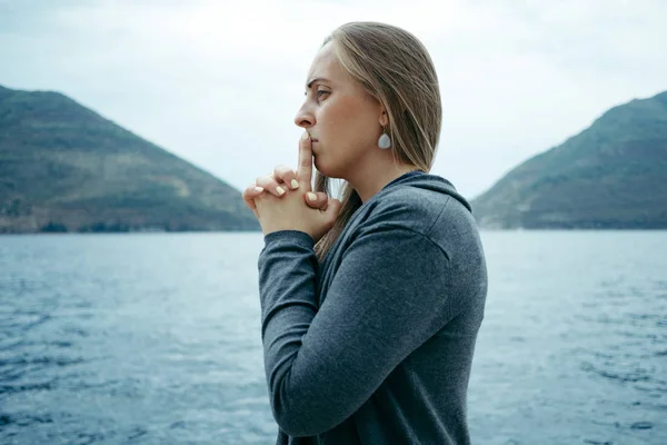 Triest Crying jongedame in de buurt van de zee met de horizon in de bac — Stockfoto