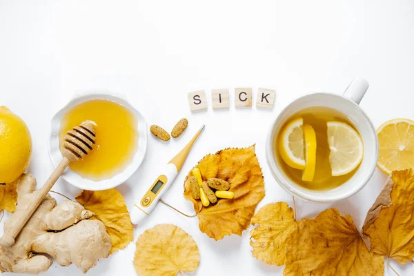 Palabra de madera enferma, Té con limón, termómetro, jengibre, miel, ta — Foto de Stock