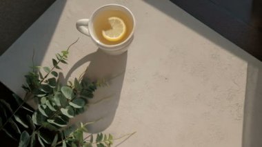 Yanında çay tablo kek koymak eller