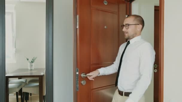 Man geeft thuis van het werk en zijn vrolijke vrouw ontmoette hem — Stockvideo