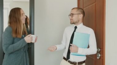 O iş için gider Karına veda koca