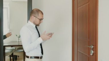 Kocası ile telefon ve eşi elveda diyerek evden işe yarayacak 