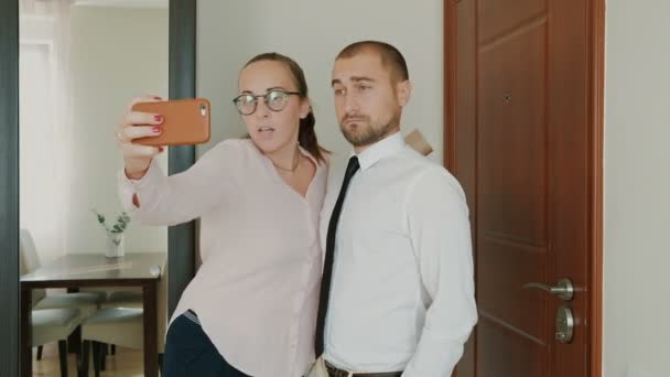 Happy male and female colleagues taking a selfie at workplace. Social media concept — Wideo stockowe