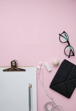 Kağıt, defter, kalem, şeker, kahve, kulaklık, bitki, penc