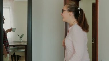 Mutlu iş kadını eve işten döner ve kocası onu bir araya geldi