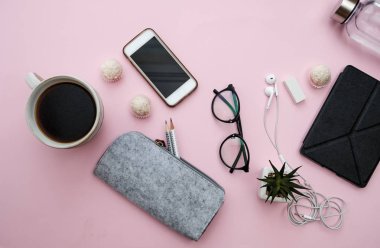 Dizüstü bilgisayar, telefon, sac, kalemler, c ile yaratıcı çalışma masası