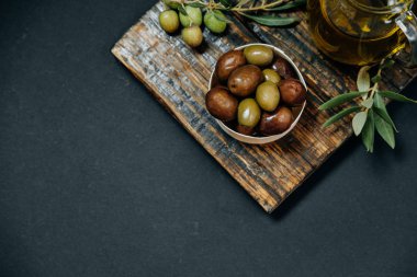 Üstten Görünüm zeytin, petrol ve siyah arka plan, alan üzerinde yeşil şube