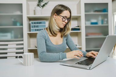 Güzel iş kadını laptop dikkat ederken çalışma bozkır