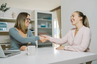 Tebrikler! İki kadın el gülümseme sitti süre ile