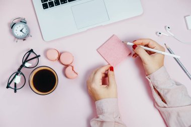 Kadının kalemler bitki macar tekme Resepsiyon gözlük not etmek üstünde el