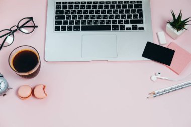 Pembe gözlük not defteri tekme kalem masada bitki macaroons ala