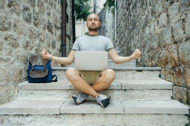 Meditasyon iş. Serbest meslek sahibi adam ve bir lapt üzerinde çalışan bir gezgin