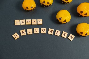 Halloween sahte kabaklar ve mandalina ile boyalı korkunç f