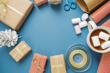 Noel kompozisyon sıcak kakao marshmallows, hediyeler, ile packin