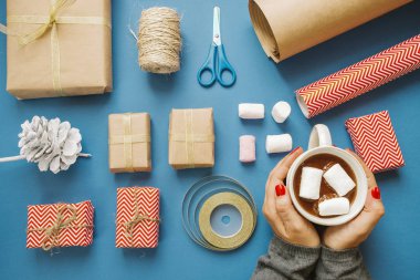 Noel düz kompozisyon m ile sıcak kakao ile kadın el koyma