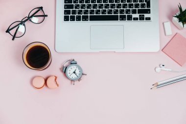 Pembe gözlük not defteri tekme kalemler üzerinde yaratıcı Resepsiyon bitki maca