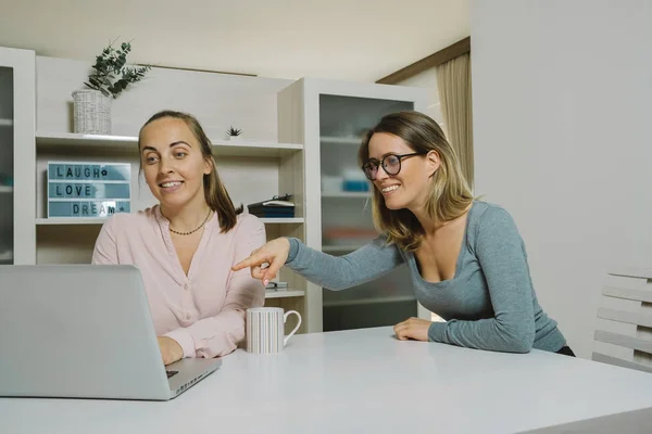 두 여성 동료는 offic에 노트북과 프로젝트를 논의 — 스톡 사진