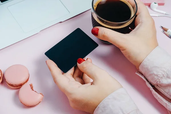 Closeup vrouw handen met Credit Card koffie en bitterkoekjes met pi — Stockfoto