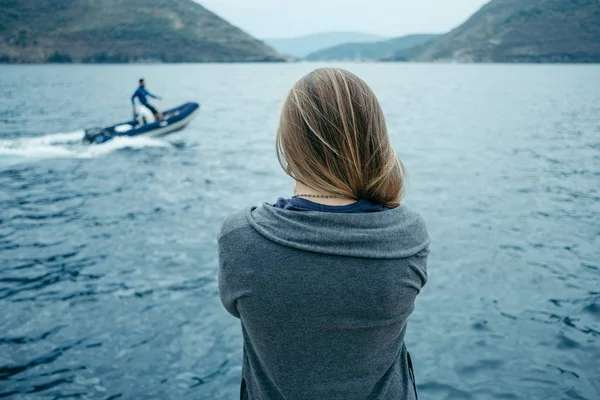 Achteraanzicht van vrouw alleen denken en kijken naar de zee met de — Stockfoto