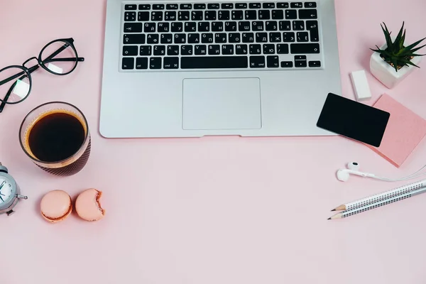 Woman Desk sur rose avec des lunettes de crédit bloc-notes coup de pied penc — Photo