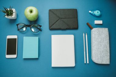 Sağlıklı insan için modern çalışma alanı: kalem, su, elma, pho