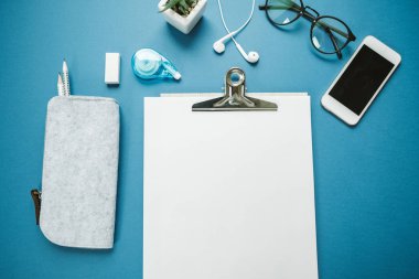 En iyi görünüm masaüstü: bir yaprak kağıt, kalem, telefon, gözlük, hea