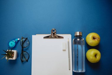 İş için yaratıcı alan: bir parça kağıt, kalem, telefon, cam